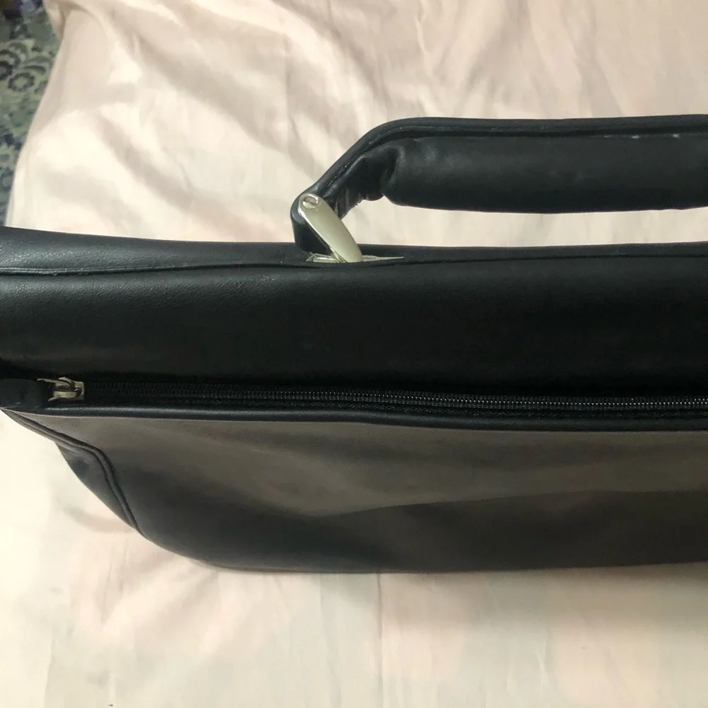 LEVENGER BREIF CASE NEW WITHOUT TAGS